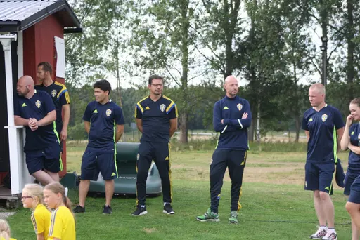 Full fart med uppvärmning och sen fotbollsbrännboll