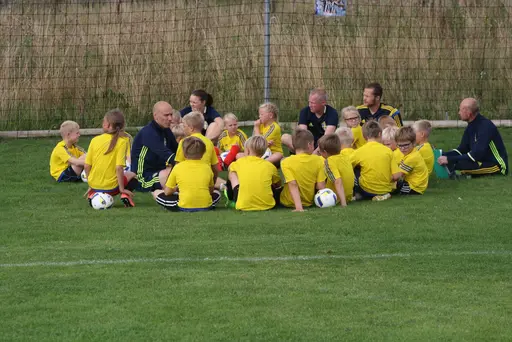 Full fart med uppvärmning och sen fotbollsbrännboll
