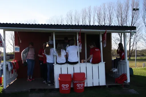 Mycket folk runt planen och inte minst runt kiosken.