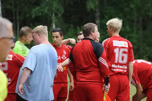 Ett Ax-plock av matchbilder signerat "sportchefen, Hossein och Chippen!