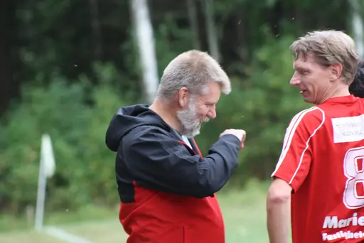 Ett Ax-plock av matchbilder signerat "sportchefen, Hossein och Chippen!