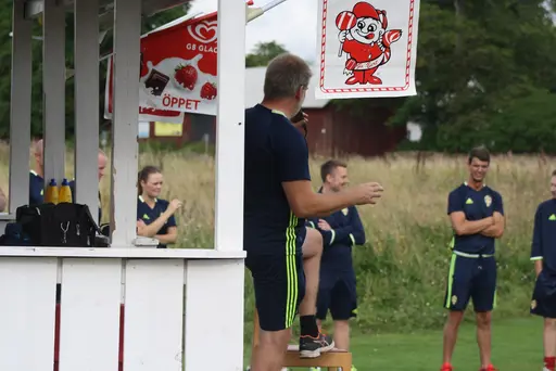 Full fart med uppvärmning och sen fotbollsbrännboll