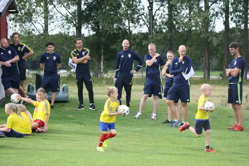 Full fart med uppvärmning och sen fotbollsbrännboll