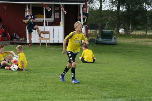 Full fart med uppvärmning och sen fotbollsbrännboll