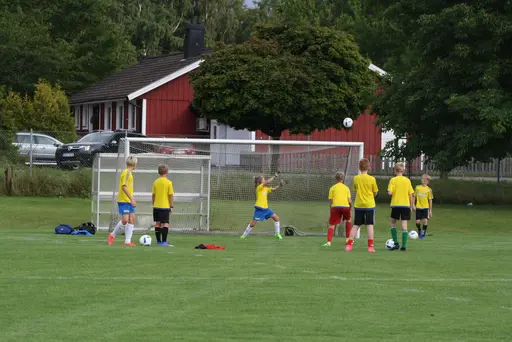 Full fart med uppvärmning och sen fotbollsbrännboll