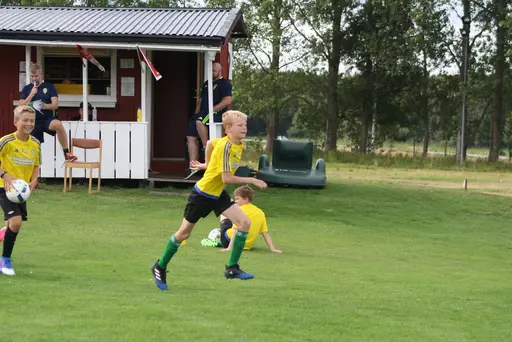 Full fart med uppvärmning och sen fotbollsbrännboll