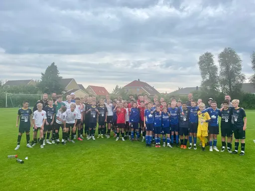 Det Blev Seger i mini cupen som Bara gif hade anordnat. Lagen som deltog var Ik Wormo , Fc Trelleborg , Bara GIF och Lbo7.