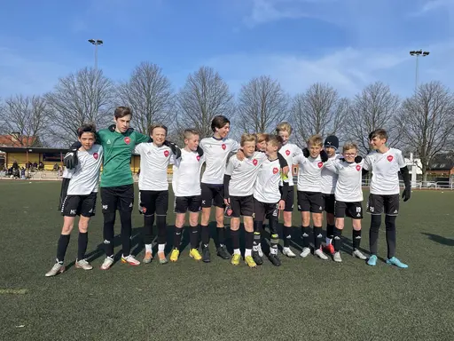 Det blev 3-3 i en mycket jämn kamp hemma mot Ystads IF i våra röda Lb tröjor. Borta mot GIF Nike slutade matchen med vinst 2-0