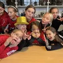 Blandade bilder fr kvällens tävlingar och tokiga lagbilden 