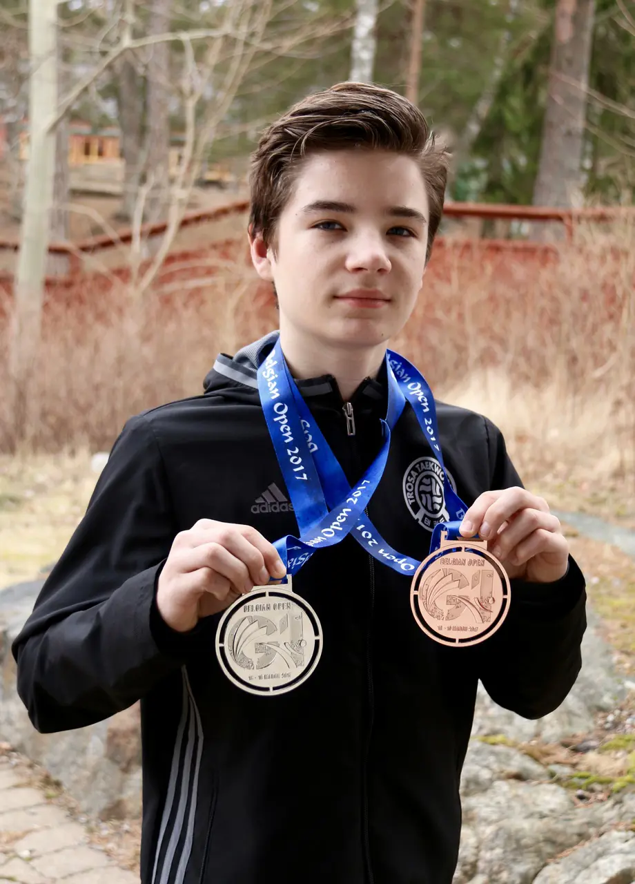 Jacob med sina två medaljer från Belgian Open