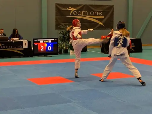 Seb och Cajsa, båda i rött och båda i tidiga ledningar i sina första matcher.