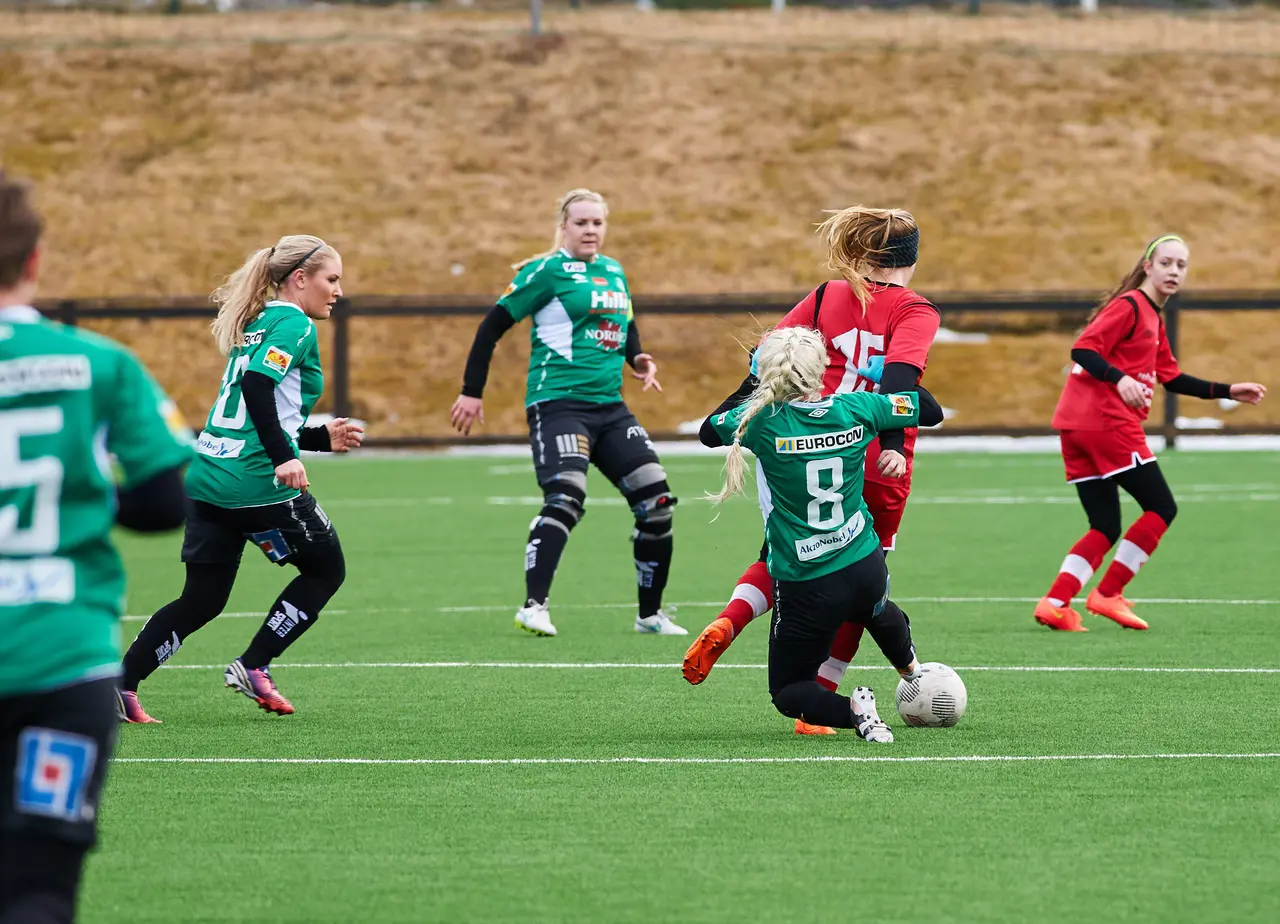 Själevads IKs Johanna Engwall (nr 8) visar alltid vägen i matcherna. Foto: Per Ågren/Media Bild