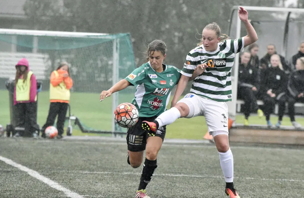 Själevads Erika Strandberg i närkamp mot Moröns tremålsskytt Åsa Karlsson. Foto: Adam Andersson, Norran