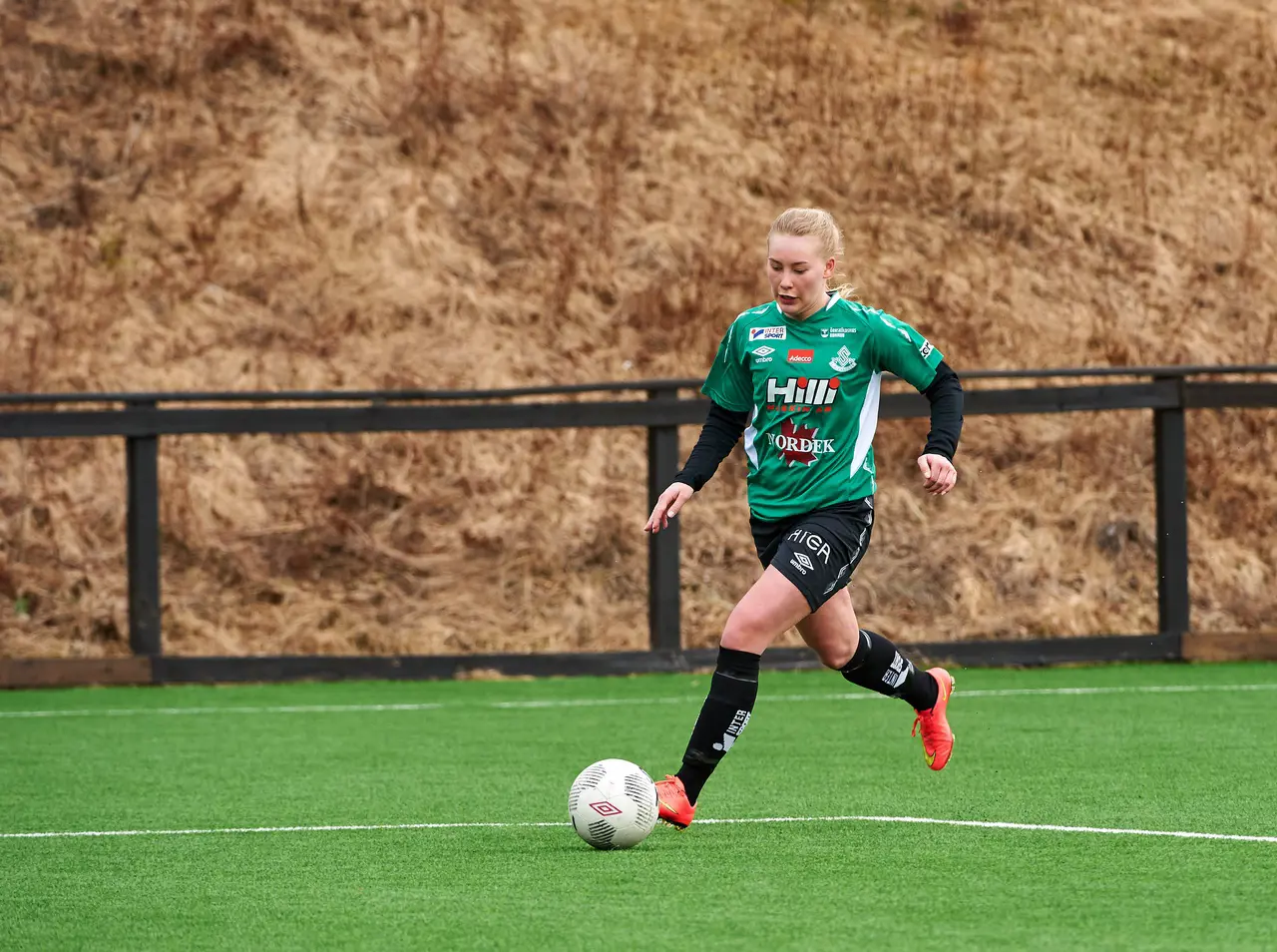 Alma Gustavsson tvåmålsskytt och ett ständigt orosmoment för motståndarförsvaret i vinsten mot Morön BK. Foto: Per Ågren, MediaBild