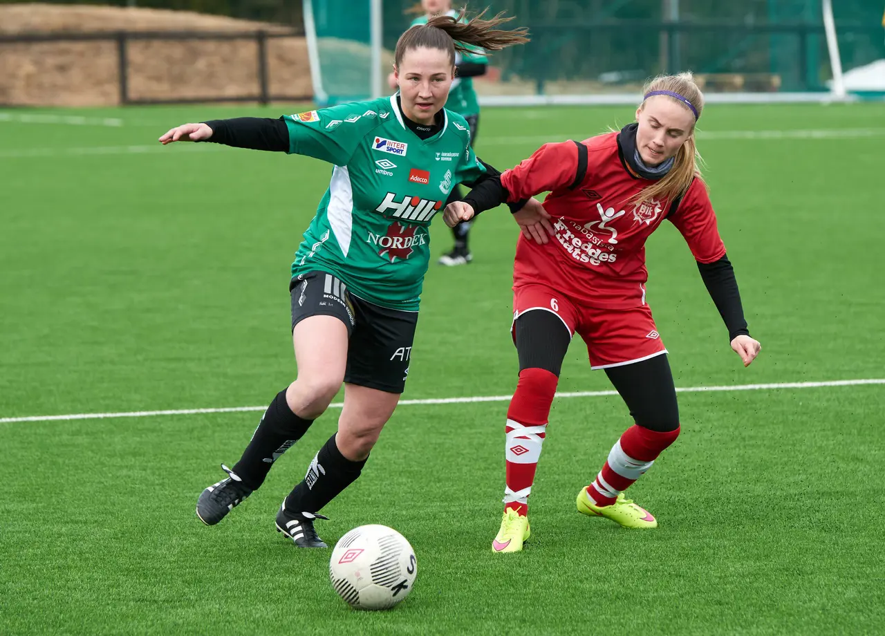 Natalie Persson, t.vä, är åter redo för match när BiK SK står för motståndet på bortaplan. Foto: Per Ågren, MediaBild