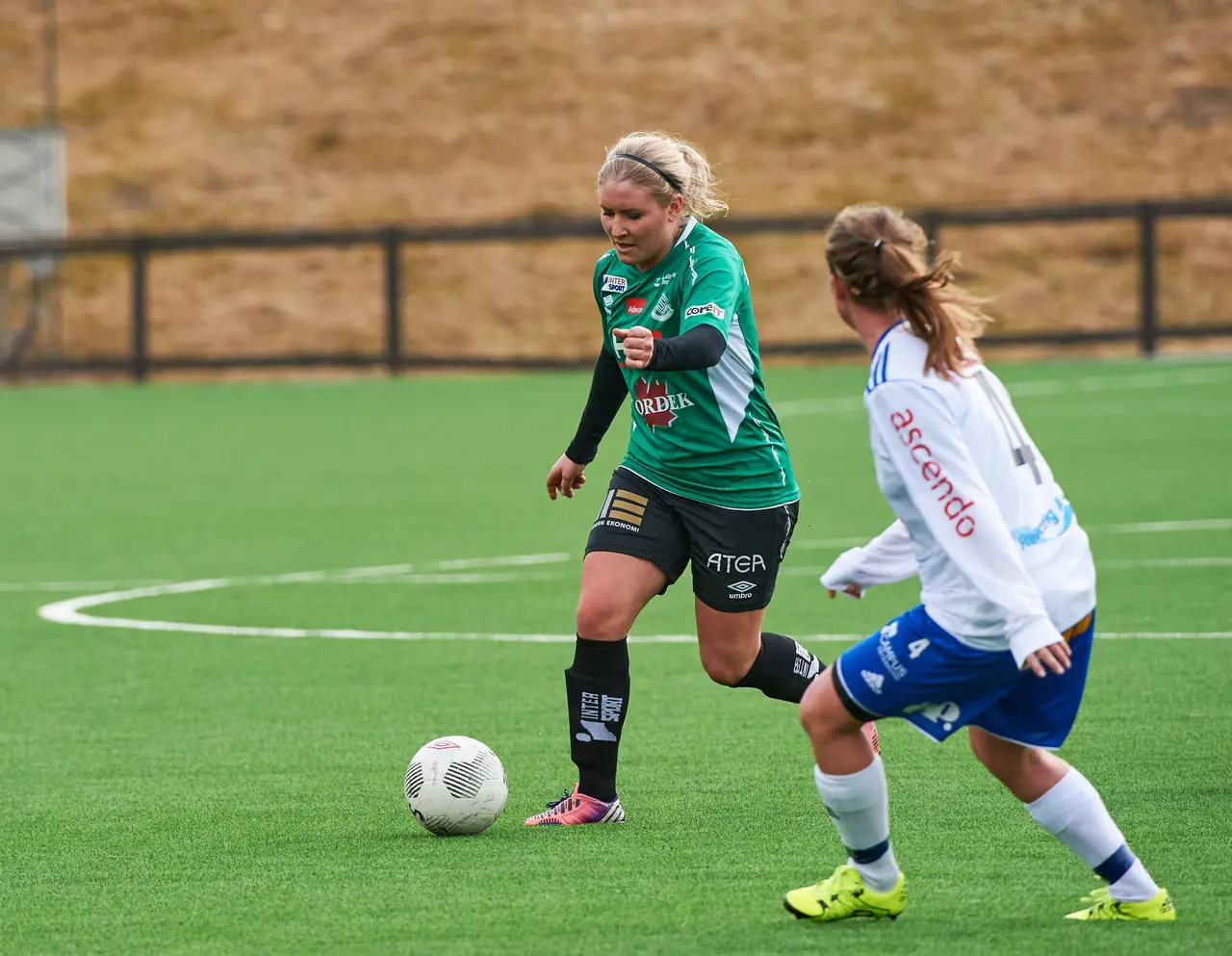 Anna Söderlund dominant på mittfältet i den starka vinsten mot Mariehem i lördags. Foto: Per Ågren, MediaBild