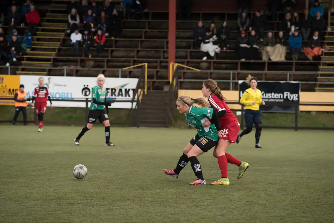 Johanna Engwall (t.v) är spelklar inför morgondagens match medan Anna Söderlund (t.h) inte kommer till spel. Foto: Simon Öhman Jönsson (www.pixeleraproduktion.se)