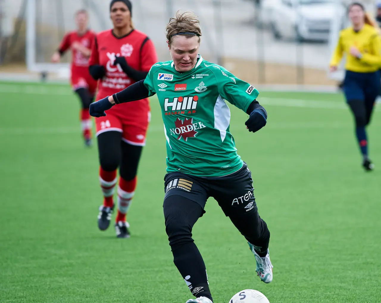 Josefin Larsson fick inte utdelning i form av egna mål vs BiK SK men stod för en strong insats i Själevads vinst. Foto: Per Ågren, MediaBild