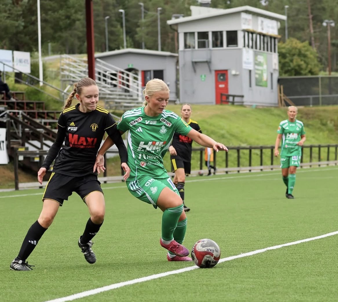Elsa Jonsson med som så ofta - en god balans och bollkontroll!