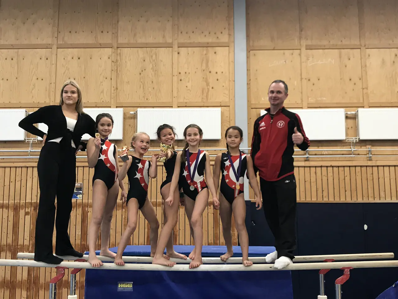 Från vänster: Lina (tränare), Emilia, Saga, Emelie, Märtha, My och Vadim (tränare)