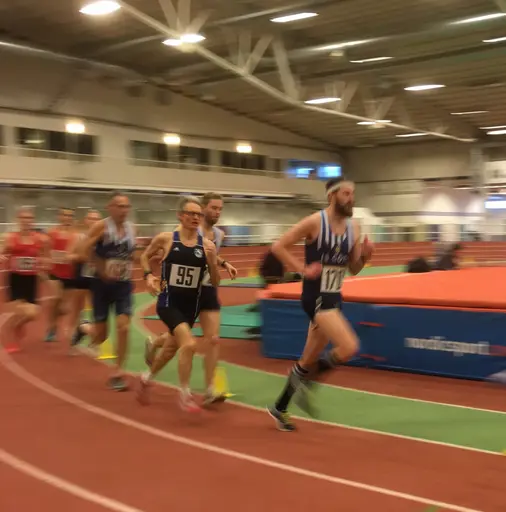 Bra stämning inne på Atletikum när Veteranerna sprang