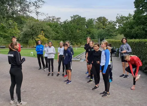 Bra att ungdomarna stöttar varandra - kanske även träden behöver lite stöd!?