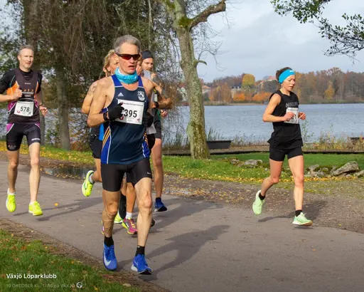 8 varv runt sjön i Växjö. Foto Daniel Westergren/Växjö löparklubb