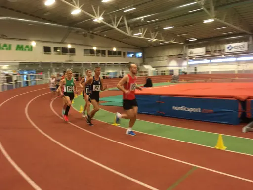Bra stämning inne på Atletikum när Veteranerna sprang