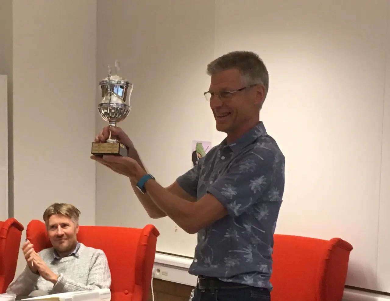 Tävlingsledare Bo Andersson tar stolt emot pokalen för ett bra arrangerat lopp