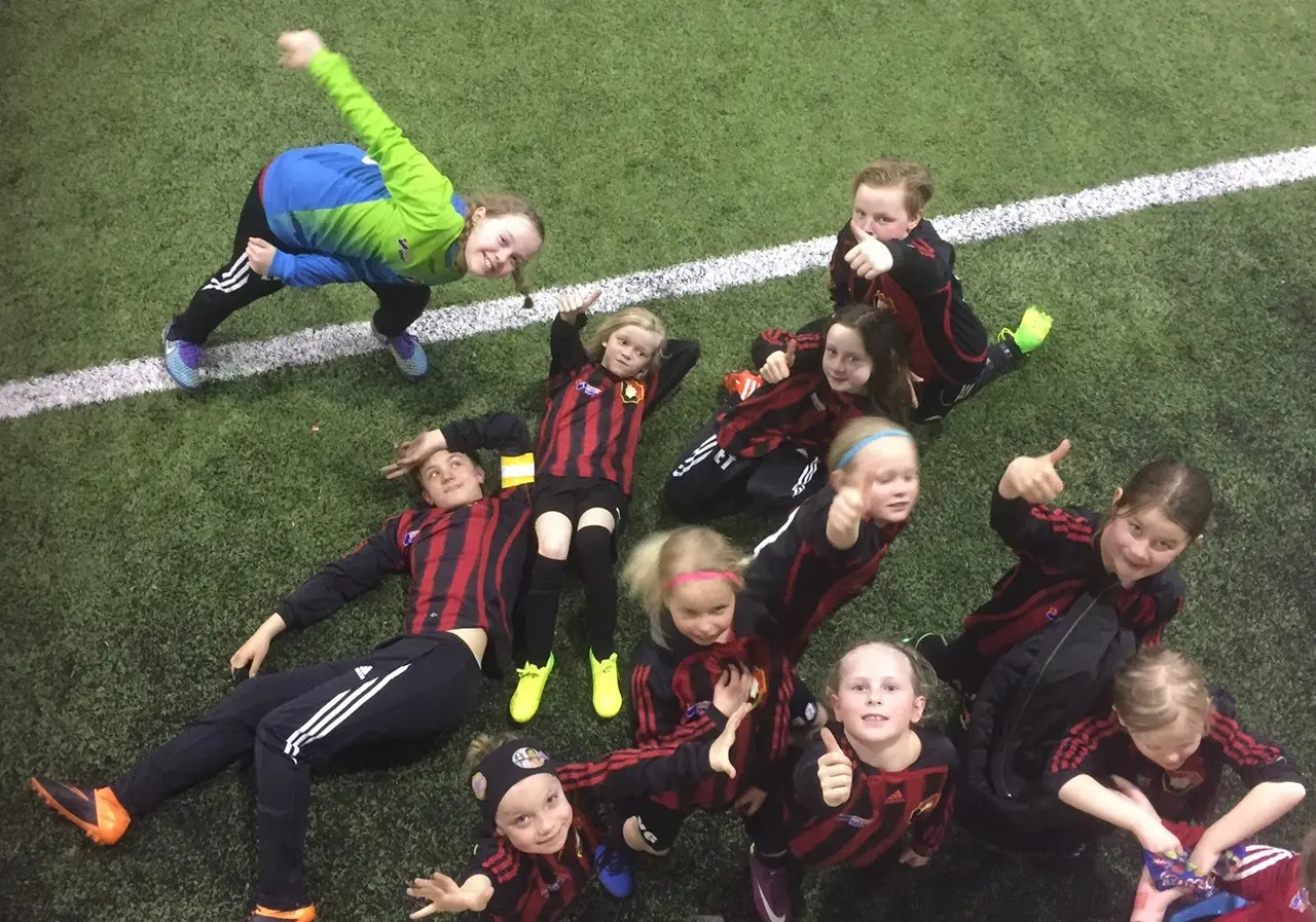 Glada tjejer efter 1-1 matchen mot UIFK.