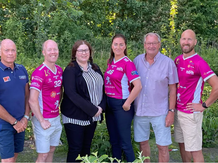 Stående från vänster: Henrik Mainz (sekreterare), Mats-Ola Nimgård (ordförande), Marie-Louise Eriksson (ledamot), Annika Lantz (vice ordförande), Peter Hansson (kassör), Martin Bach (ledamot)
