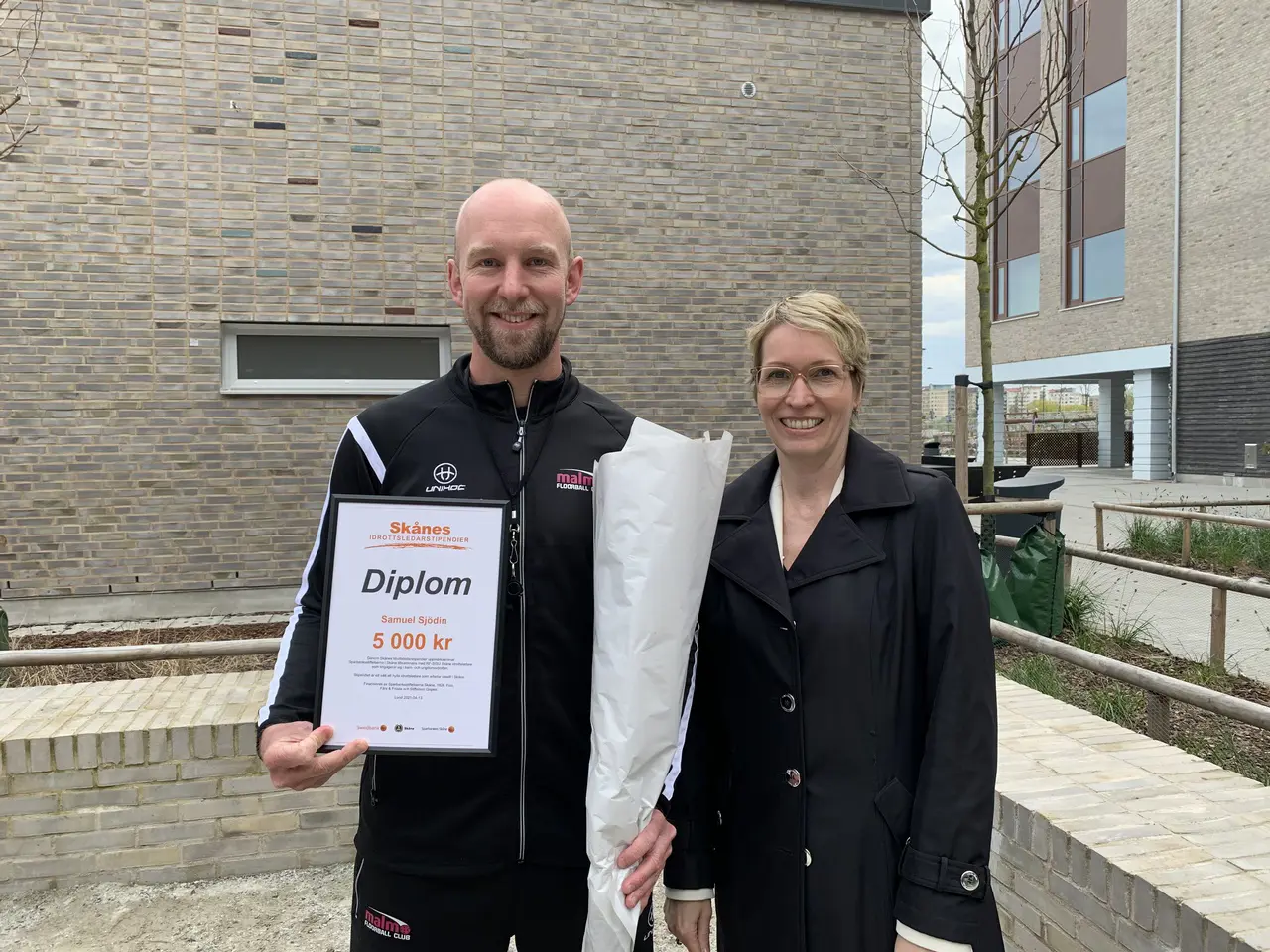 På bilden ser vi Samuel Sjödin tillsammans med Marie Rosengren från Swedbank/Sparbanksstiftelsen