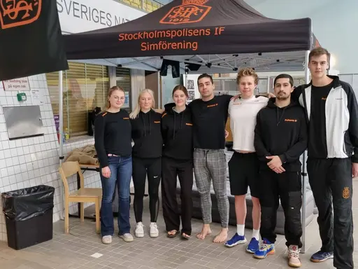 Rik lovade att ha kostym på sig om vi fick två simmare i samma final. Stiligt!