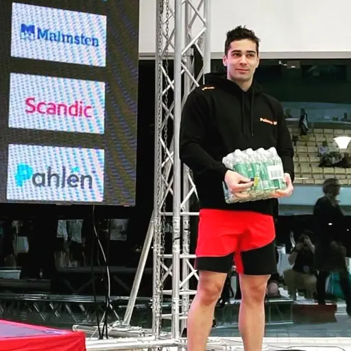 Rik lovade att ha kostym på sig om vi fick två simmare i samma final. Stiligt!