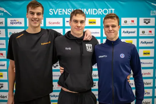 Rik lovade att ha kostym på sig om vi fick två simmare i samma final. Stiligt!
