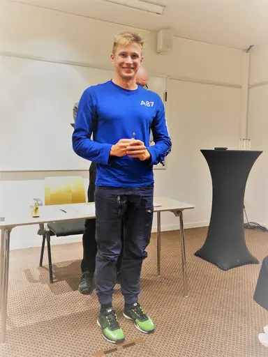 SPIF:s ordförande Jan Lundin delar ut förtjänstmärken till Arne Jägerblom och Martin Nilsson. Styrelsen framför klubbkansliet.