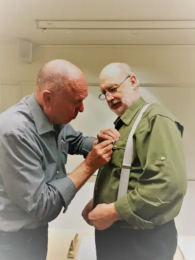 SPIF:s ordförande Jan Lundin delar ut förtjänstmärken till Arne Jägerblom och Martin Nilsson. Styrelsen framför klubbkansliet.