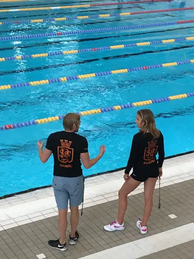 Daniel och simmarna efter sista simpasset