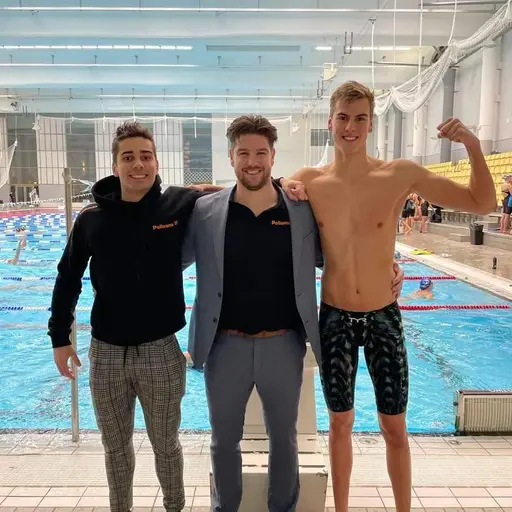 Rik lovade att ha kostym på sig om vi fick två simmare i samma final. Stiligt!