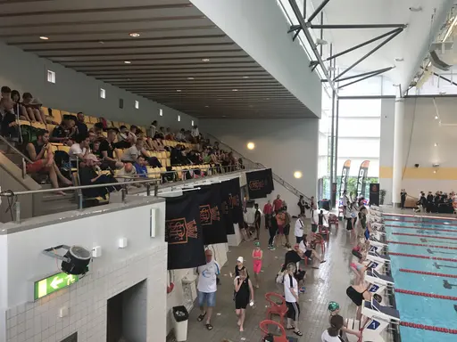 Fullsatta läktare på Eriksdalsbadet