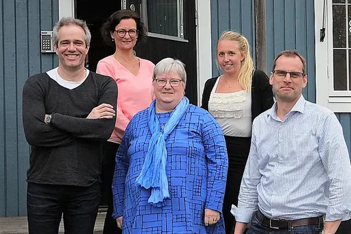 SPIF:s ordförande Jan Lundin delar ut förtjänstmärken till Arne Jägerblom och Martin Nilsson. Styrelsen framför klubbkansliet.