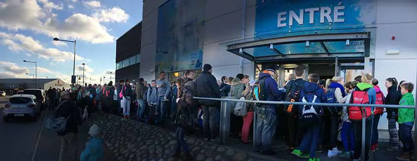 I väntan på Seriesim i Tyresö simhall.