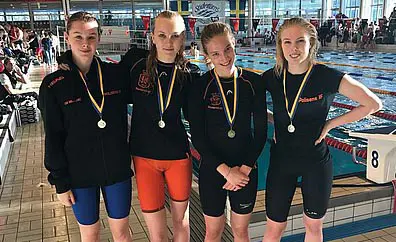 Stockholmspolisens IF Flickor 16 o yngre tog hem silvermedalj i 4x100m frisim