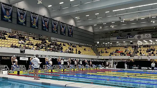 Rik lovade att ha kostym på sig om vi fick två simmare i samma final. Stiligt!