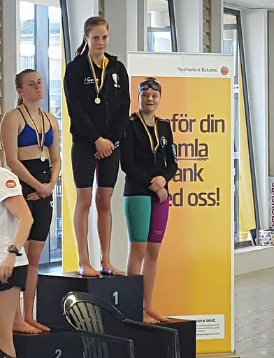 Brons på 100 bröstsim och guld på 100 fjäril. Leo med silverpokalen!