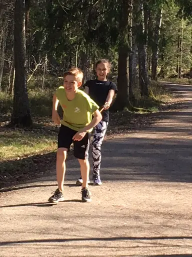 När simhallen stänger tidigare passar T2 på att vara ute i solen. Springa,lunka, gå och diverse andra träningsmoment. Vi grillade också lite korv som smakade bra när vi slitit hårt.