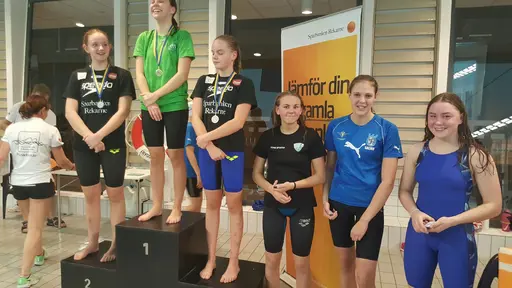 Jennie till start och sedan vid prisutdelning. Laget och Thomas efter lagkapp. 