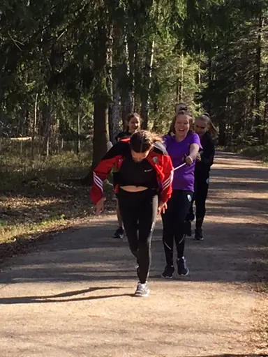 När simhallen stänger tidigare passar T2 på att vara ute i solen. Springa,lunka, gå och diverse andra träningsmoment. Vi grillade också lite korv som smakade bra när vi slitit hårt.