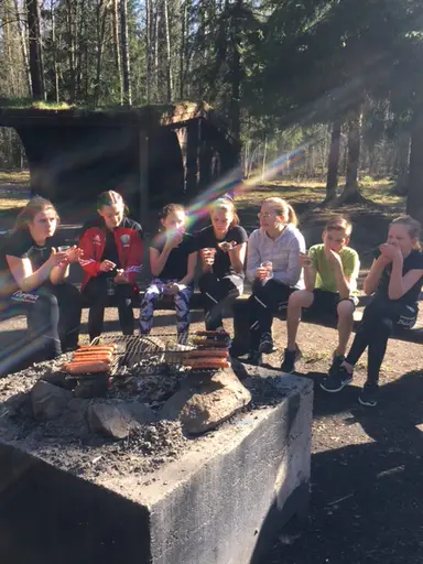 När simhallen stänger tidigare passar T2 på att vara ute i solen. Springa,lunka, gå och diverse andra träningsmoment. Vi grillade också lite korv som smakade bra när vi slitit hårt.