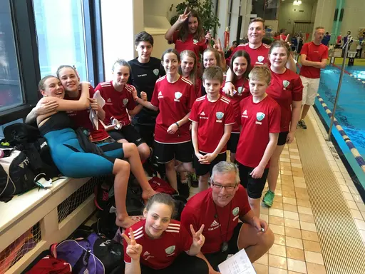 Pristagare 200 medley herrar och 50 fritt damer. Därefter diverse glada HK Simmare samt funktionärer under lördagens tävling.